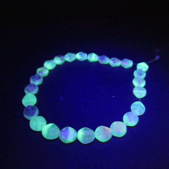Uranium glass beads - Picture 2 of 9